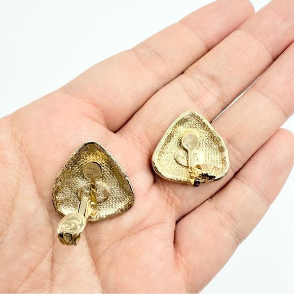 Vintage Gold Tone Floral Enamel
Clip On Triangle Earrings Made in USA - Picture 4 of 7